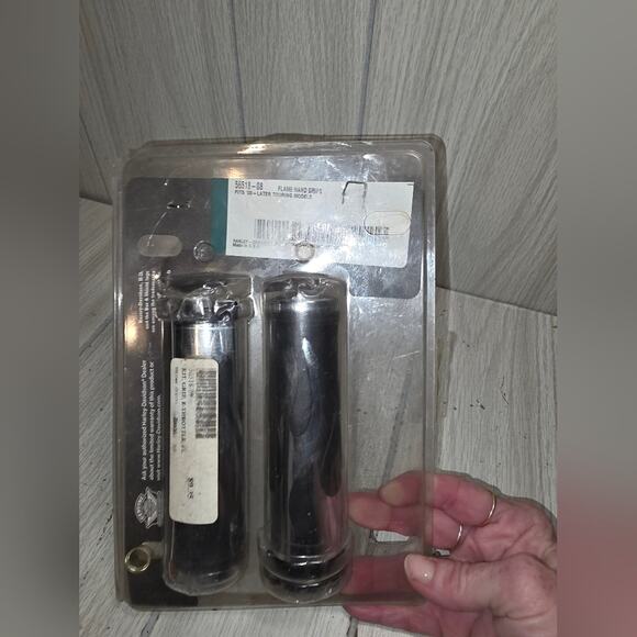 Harley Davidson Flame Hand Grips 2008-Later Touring Models 56518-08 Chrome/Black - Picture 1 of 11